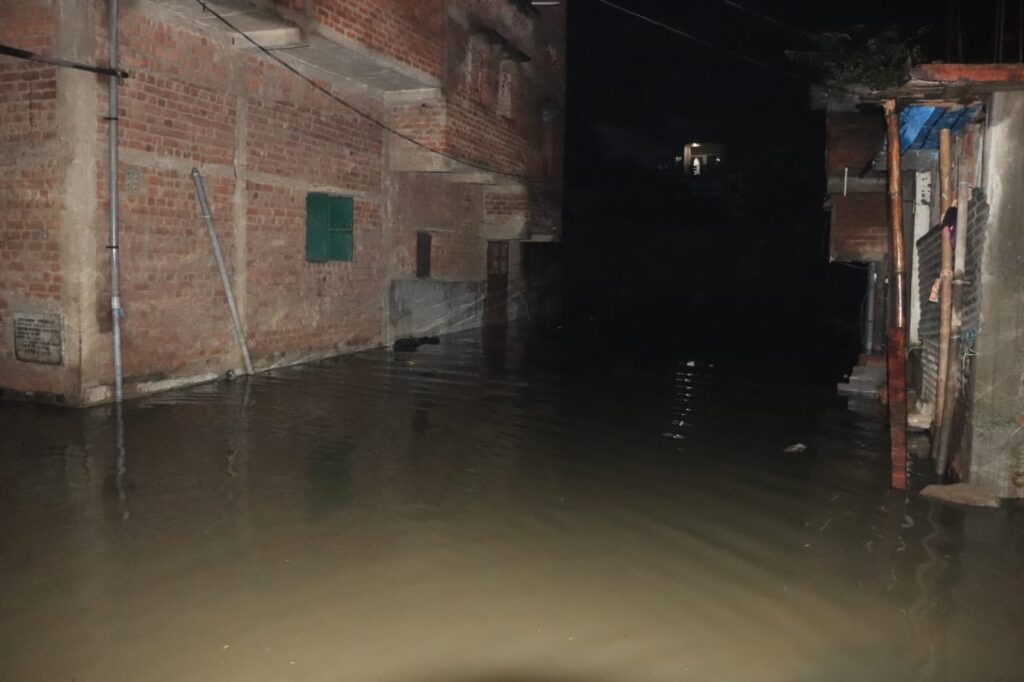 Jamshedpur News: Danger Level पार कर गयी खरकई व स्वर्णरेखा, बागबेड़ा समेत कई इलाकों में घुसा पानी, राहत और बचाव में जुटा जिला प्रशासन