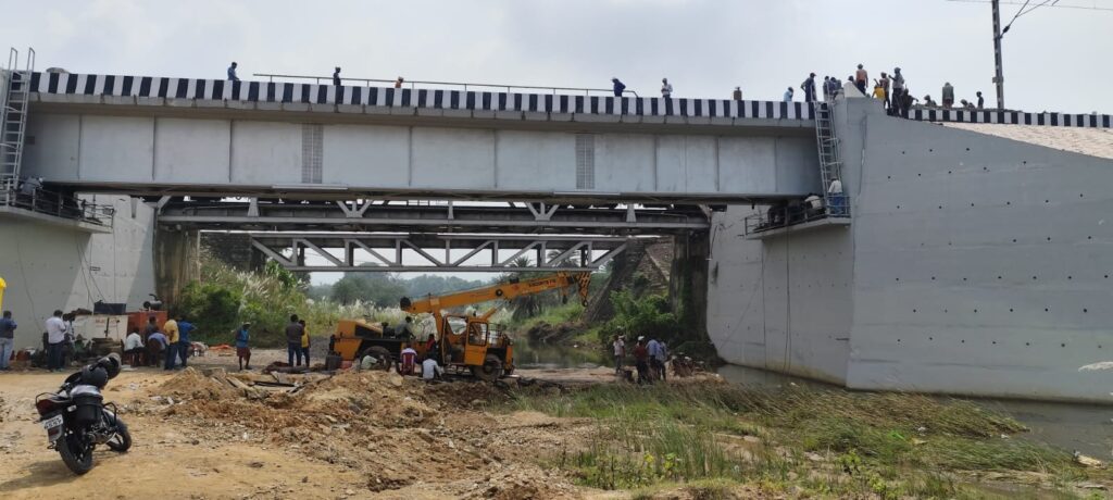 Galudih News : गालूडीह कोदर नाला पर बने ब्रिज का ब्लॉक लेकर दो दिनों से चल रहा मरम्मत कार्य, तीसरी लाइन पर ट्रेन परिचालन रुका