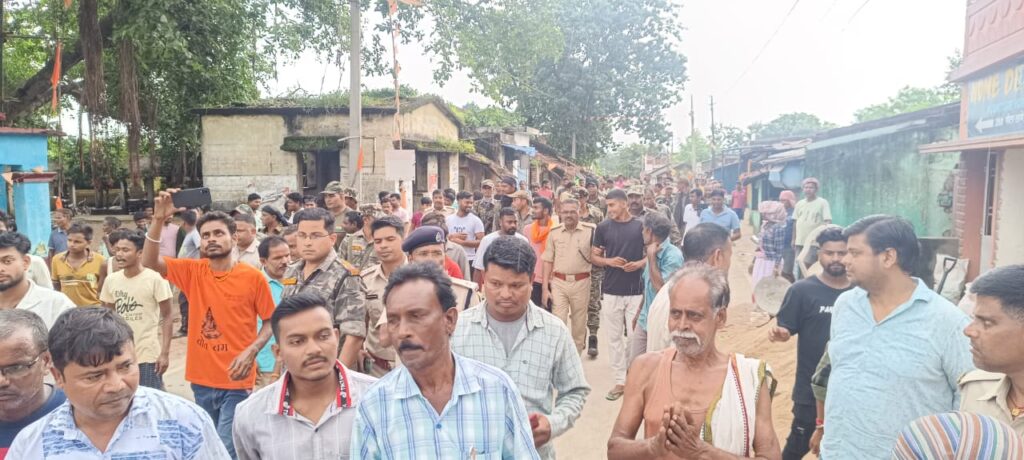 Ghatsila News: छात्रा से गलत हरकत से ग्रामीणों में रोष, प्राचार्य पर कार्रवाई की मांग पर जाम रखी सड़क, आरोपी को छोड़ने पर थानेदार पर भी भड़के, बैठक से बाहर भेजा