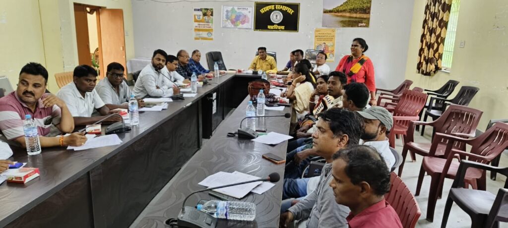 Ghatsila News: घाटशिला में पंचायत समिति की बैठक से गायब रहे कई विभागों के पदाधिकारी, शो-कॉज करने की मांग