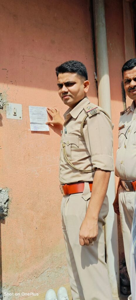 Chandil News: करण महतो हत्याकांड के मुख्य आरोपी खगेन महतो के घर चांडिल पुलिस ने चस्पा किया इश्तेहार