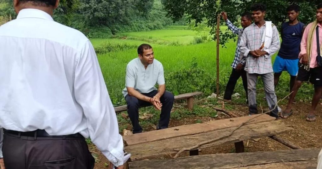 Kharsawan News: कुचाई की पाहाड़ियों के बीच बसे कोर्रा में लगा जनता दरबार, विधायक व डीसी ने ग्रामीणों की सुनी समस्याएं