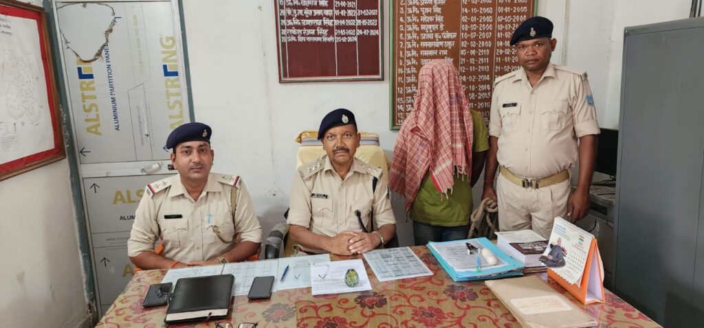 Jagarnathpur News: महिला से स्कूटी और मोबाइल लूट के आरोप में युवक गिरफ्तार, गया जेल