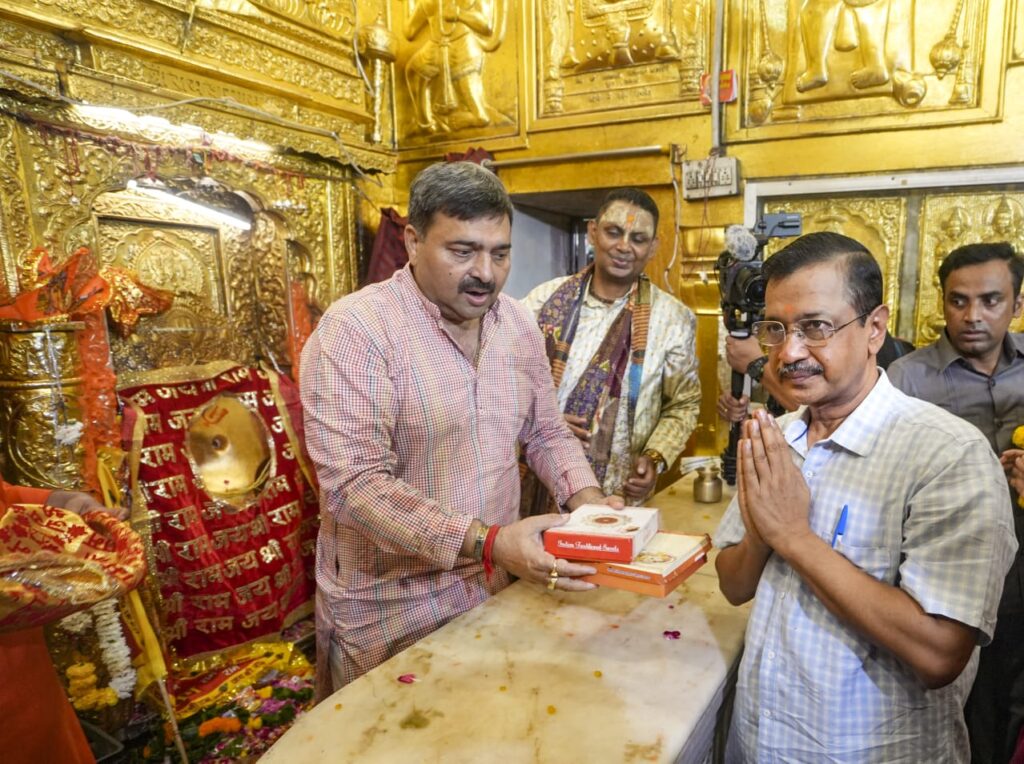 Arvind Kejriwal: तिहाड़ जेल से बाहर आने के बाद केजरीवाल भगवान हनुमान के शरण में पहुंचे, लिया आशीर्वाद