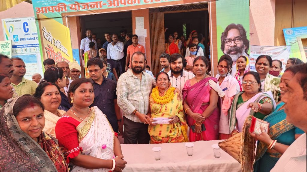Chhota Govindpur: विधायक मंगल कालिंदी ने लाभार्थियों को सौंपी परिसंपतियां; बोले- हेमंत सरकार लाखों बहनों को दे रही खुशियों का उपहार