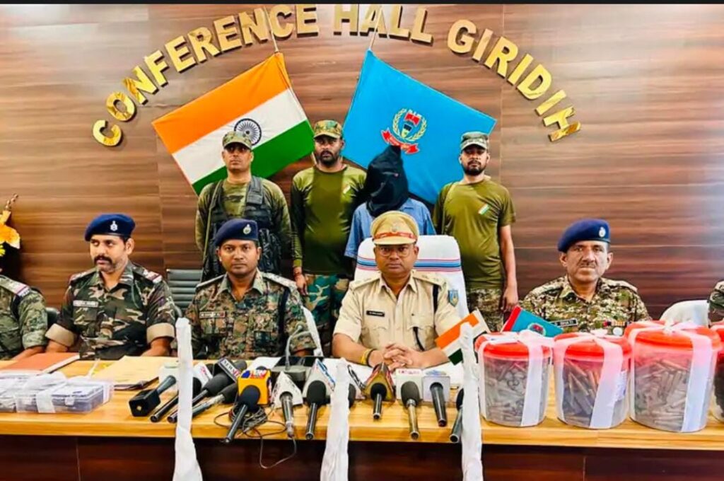 Giridih News: एक लाख का इनामी नक्सली लक्ष्मण गिरफ्तार, बंकर से तीन राइफल व विस्फोटक जब्त
