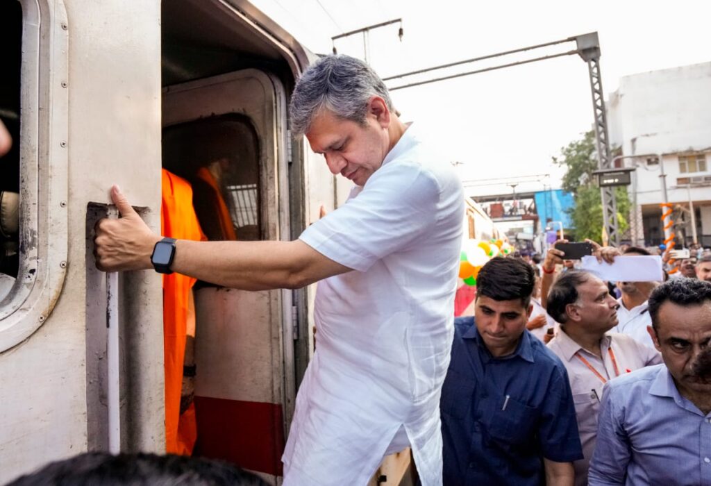 Indian Railway: रेलमंत्री ने ‘भारत गौरव डिलक्स ट्रेन’ को भारत-नेपाल यात्रा के लिए रवाना किया, 10 दिनों तक विभिन्न सांस्कृतिक और धार्मिक स्थलों का दर्शन कर सकेंगे पर्यटक
