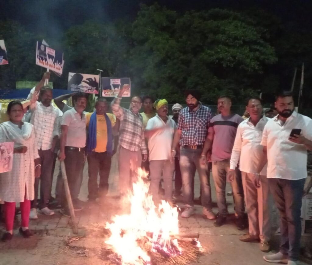 Jamshedpur News: गोलमुरी चौक में विधायक सरयू राय का पुतला फूंका, प्रदर्शनकारियों ने विरोध में की नारेबाजी