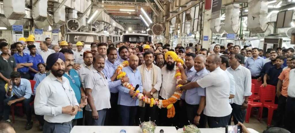 Tata Motors के प्लांट 3 में यूनियन के अध्यक्ष गुरमीत सिंह, महामंत्री आरके सिंह का अभिनंदन