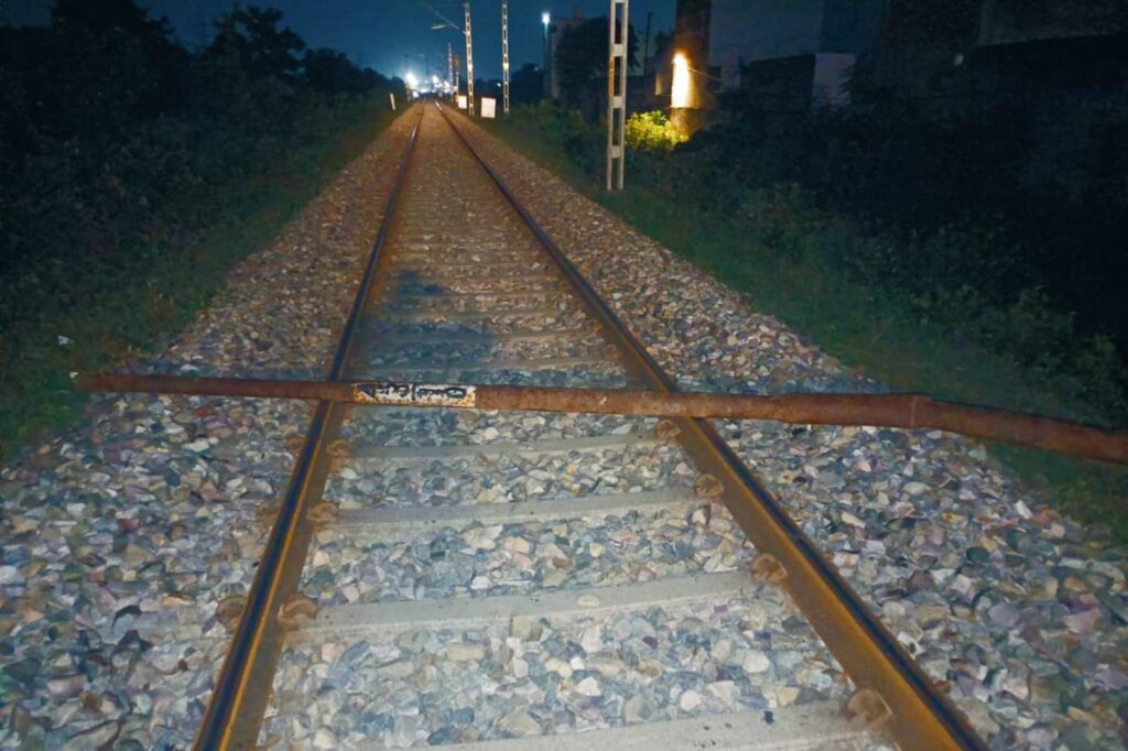 Train Accident: उत्तर प्रदेश के रामपुर में ट्रेन पलटाने की साजिश, रेल पटरी पर मिला टेलीफोन तार लगाने वाला खंभा, बाल-बाल बची ट्रेन