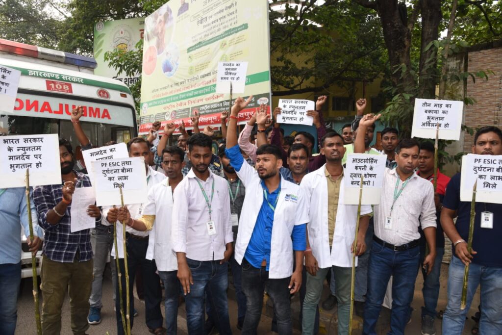 Jamshedpur News: वेतन की मांग को लेकर 108 एंबुलेंस चालक गये हड़ताल पर, मरीजों की मुश्किल बढ़ी
