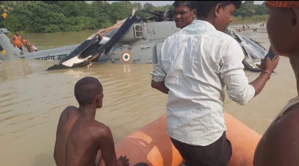 Helicopter Crash in Mujaffarpur: बिहार के मुजफ्फरपुर में वायुसेना का हेलीकॉप्टर बाढ़ के पानी में क्रैश, राहत सामग्री बांट रहा था, पायलट समेत सभी सुरक्षित