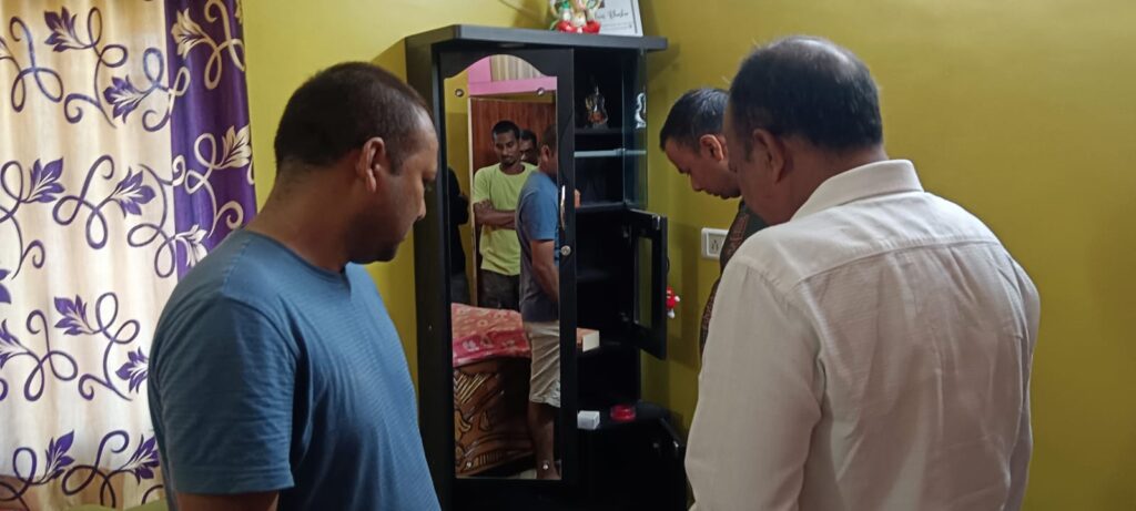 Rajnagar News : डॉ बी मंडल के क्लिनिक में घुसे चोर, सीसीटीवी कैमरे व ग्रिल तोड़ा, डेढ़ माह पहले अपहरण कर डॉक्टर की कर दी गयी थी हत्या