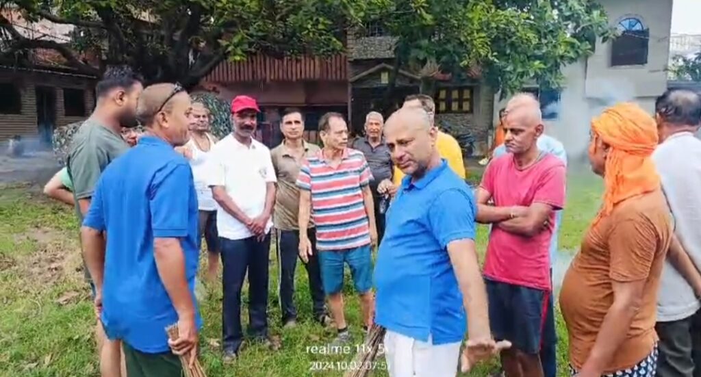 Jamshedpur: गाॅधी जयंती के अवसर पर बागबेडा कॉलोनी में स्वच्छता जागरूकता अभियान चलाकर, क्षेत्र को स्वच्छ बनाए रखने हेतु दिलाया गया शपथ