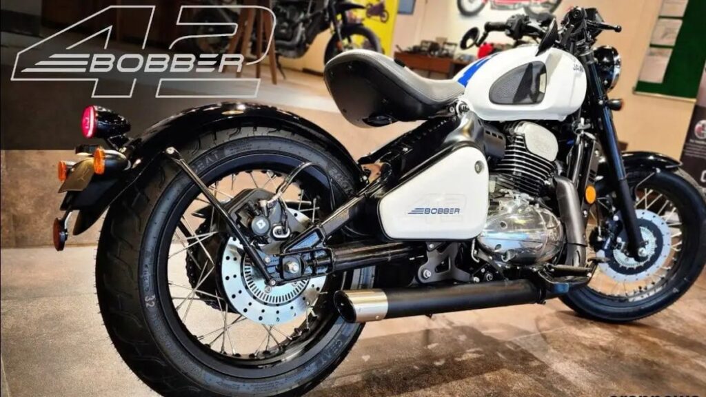 2 लाख से कम में आती है यह क्लासिक लुक वाली Jawa 42 Bobber, रोड़ पर लोग देखते है पीछे मुड़-मुड़कर Jawa 42