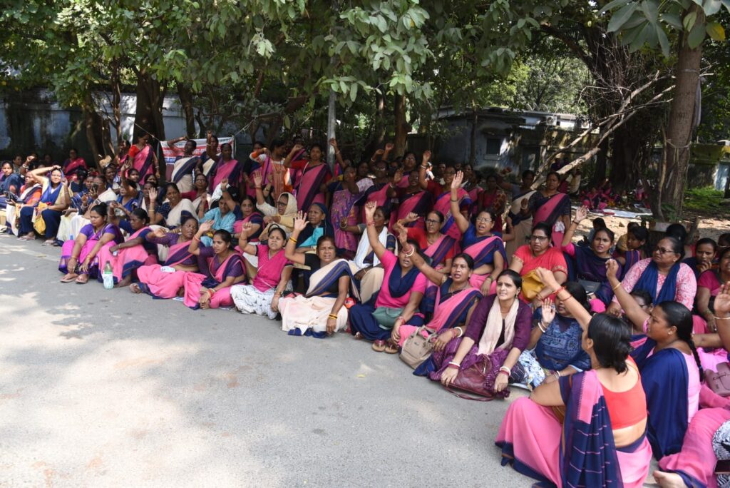 Jamshedpur News: आंगनबाड़ी केंद्रों में लटके ताले, अपनी मांगों को लेकर पांच अक्टूबर से सेविका-सहायिकाएं हैं हड़ताल पर, वोट बहिष्कार की चेतावनी