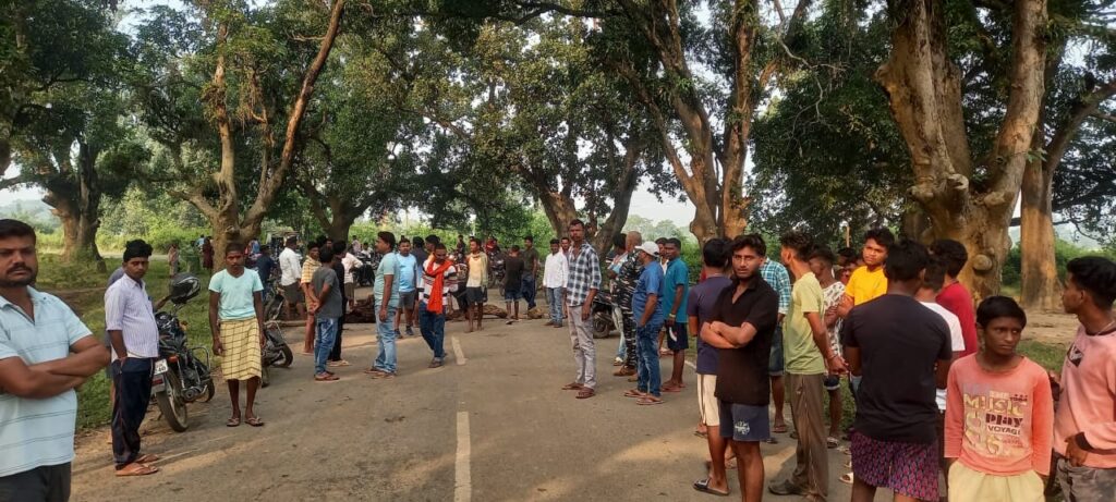 Kharsawan Accident: खरसावां के गांगुडीह आम बगान के पास तेज रफ्तार ट्रैक्टर ने बच्चे को रौंदा, मौत, विरोध में ग्रामीणों ने खरसावां-रड़गांव मार्ग जाम