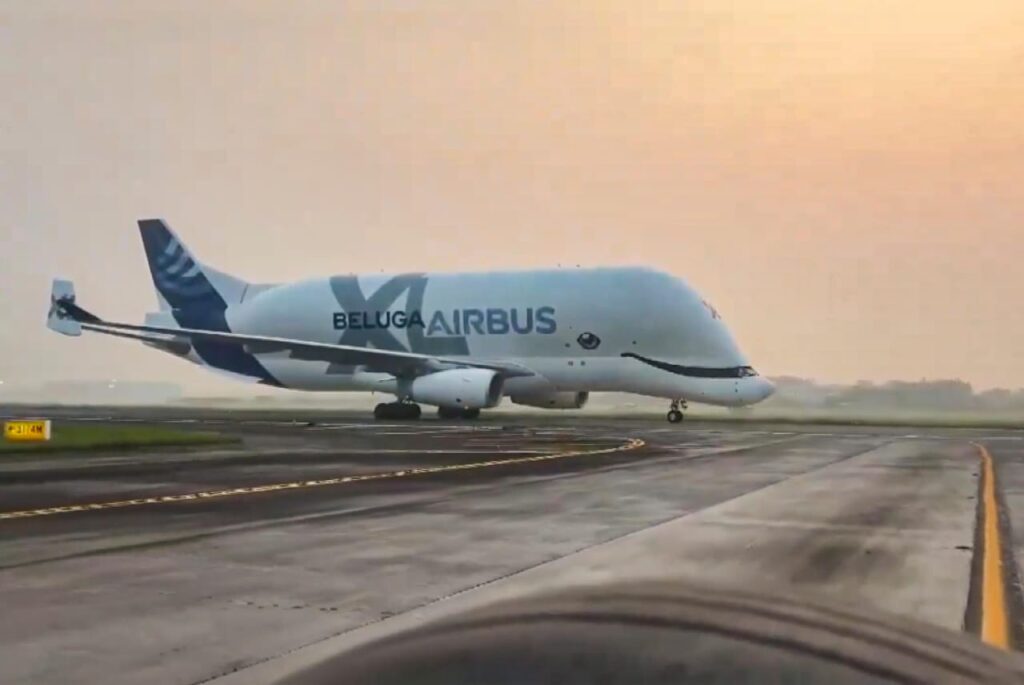 Beluga Land Kolkata Airport सबसे बड़ा मालवाहक विमान ‘बेलुगा एक्सएल’ एक हफ्ते में दूसरी बार कोलकाता हवाई अड्डे पर उतरा