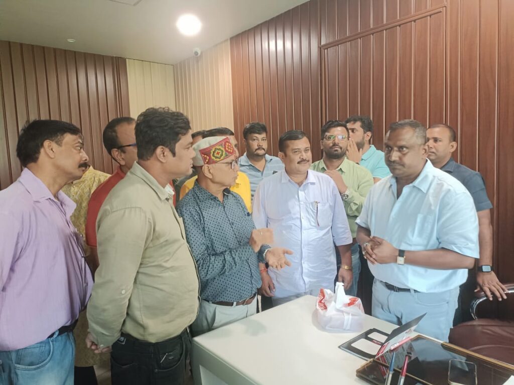 Jamshedpur News स्वास्थ्य मंत्री बन्ना गुप्ता से मिले स्वास्थ्यकर्मी, चतुर्थ वर्गीय कर्मचारी की प्रोन्नति की रखी मांग