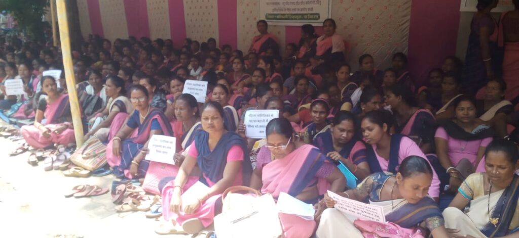 Chaibasa News: अनिश्चितकालीन हड़ताल पर गयीं आंगनबाड़ी सेविका-सहायिकाएं , पुराना उपायुक्त कार्यालय के समक्ष किया धरना शुरू