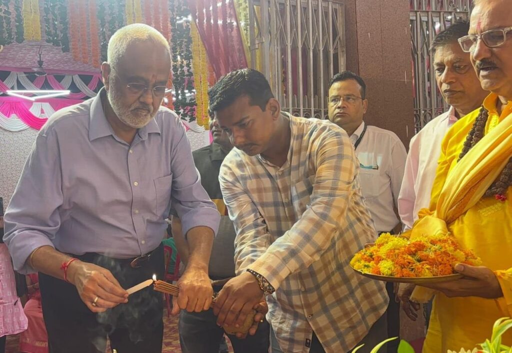 Chaibasa Durga puja: अमला टोला दुर्गा पूजा का मुकुंद रुंगटा ने उद्घाटन किया, बोले, सामाजिक समरसता का प्रतीक है दुर्गा पूजा