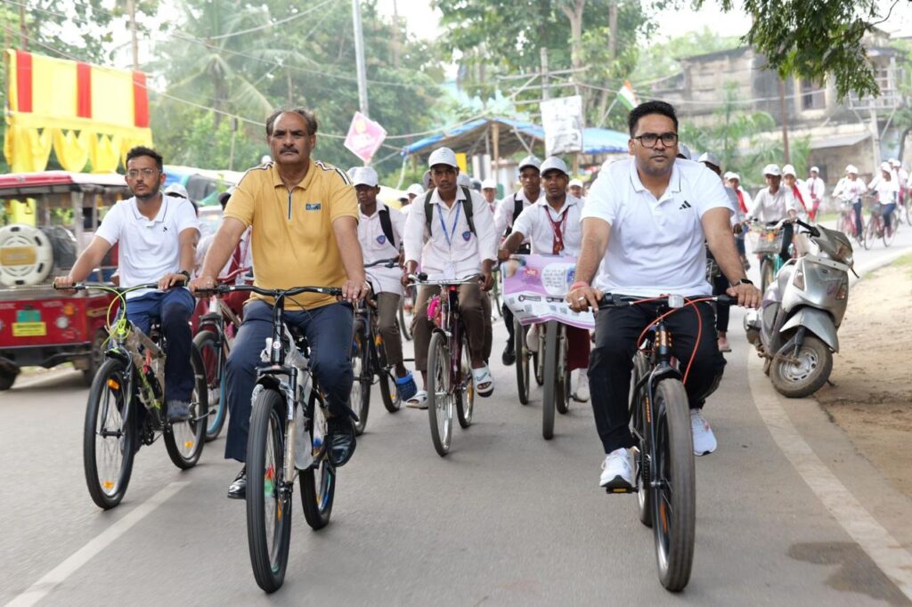 Chaibasa Election: आयुक्त ने साइकिल रैली निकालकर मतदाताओं को किया गया जागरूक, 13 नवंबर को मतदान दिवस मनाने का आह्वान, कहा, अपना वोट जरूर डालें