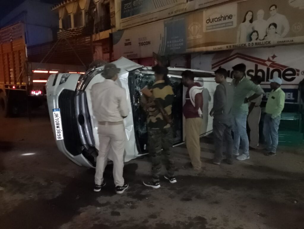 Chakuliya News: कार चालक को आई झपकी, अनियंत्रित इनोवा सड़क के बीचोबीच पलटी, कांच तोड़ सवार बाहर निकले