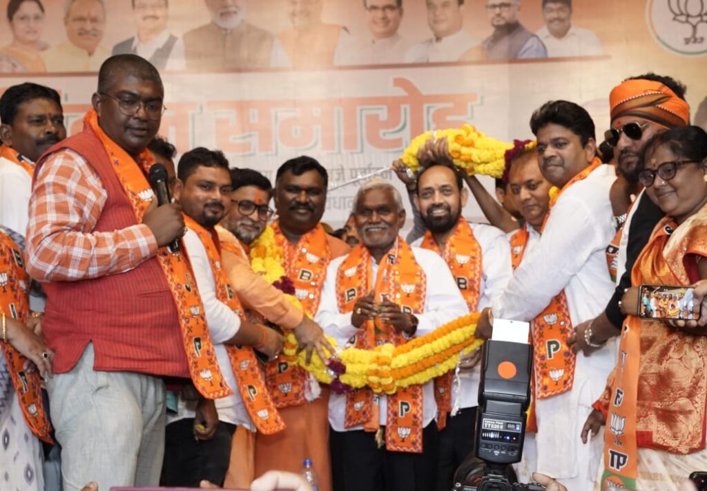 BJP Milan Samaroh In Chandil: चंपाई का आरोप, आंदोलकारियों पर कांग्रेस ने चलवायी थी गोली, अमर बाउरी बोले, हेमंत सरकार ने ₹27-27 लाख में बेच रही नौकरी