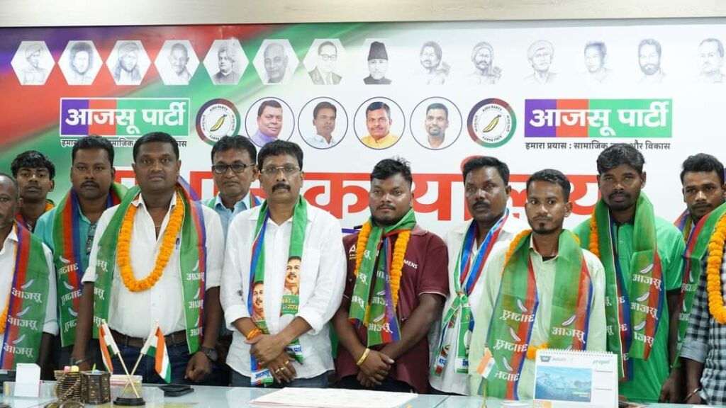Chandil News: कांग्रेस के पूर्व प्रखंड अध्यक्ष के नेतृत्व में दर्जनभर कार्यकर्ताओं ने थामा आजसू पार्टी का दामन