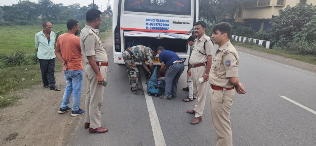 Chandil News: एनएच 32 पर आदारडीह अंतरराज्यीय चेक नाका से इनोवा से दो लाख रुपए जब्त, बंगाल से चांडिल की ओर आ रही थी कार