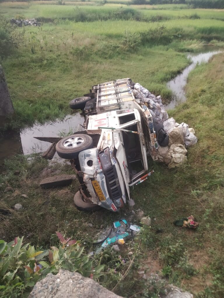 Chaibasa Accident: सिरिंगसिया मुख्य मार्ग पर पुलिया के नीचे गिरा कैंपर, चालक घायल, कुहासा की वजह से हुआ हादसा