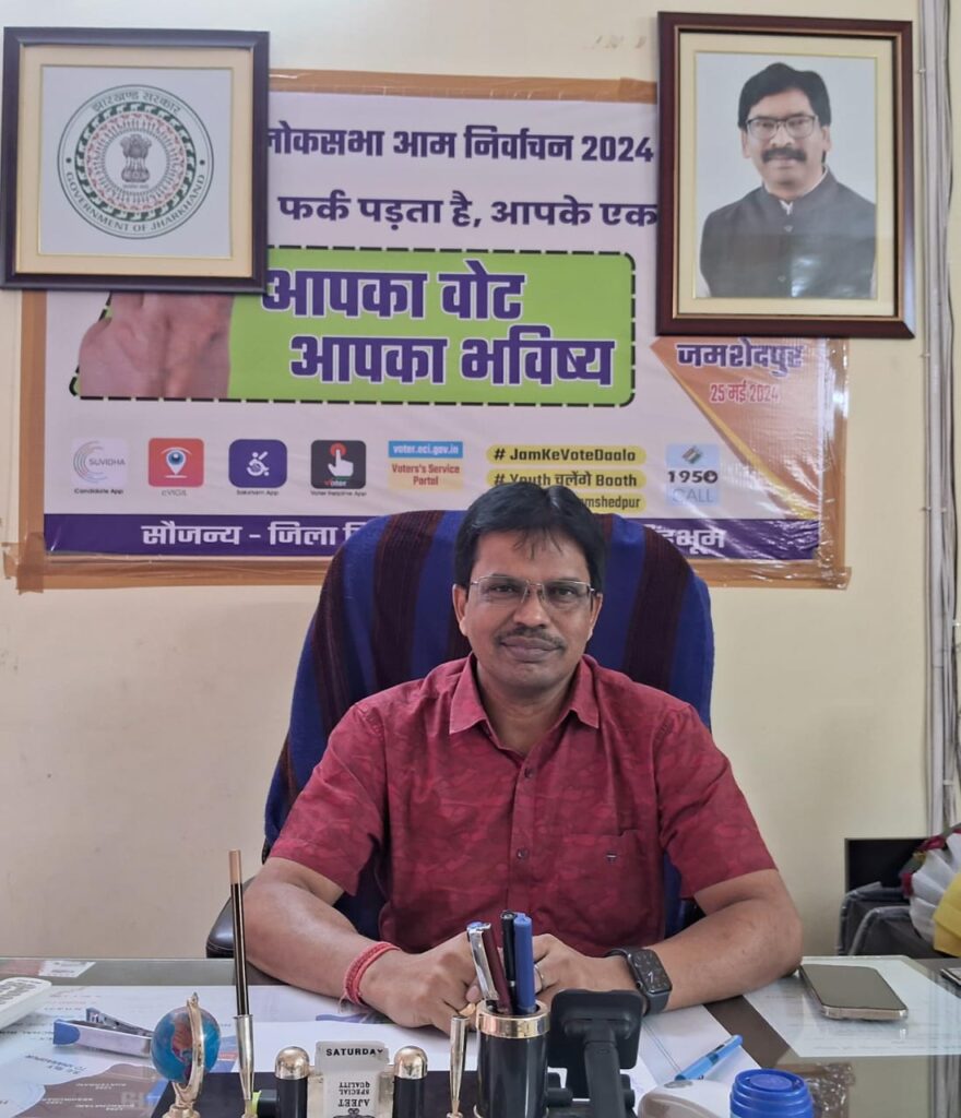Jamshedpur New Posting: जमशेदपुर प्रखंड के सीओ मनोज कुमार ने संभाला पदभार, बीडीओ सुमित प्रकाश आज लेंगे चार्ज