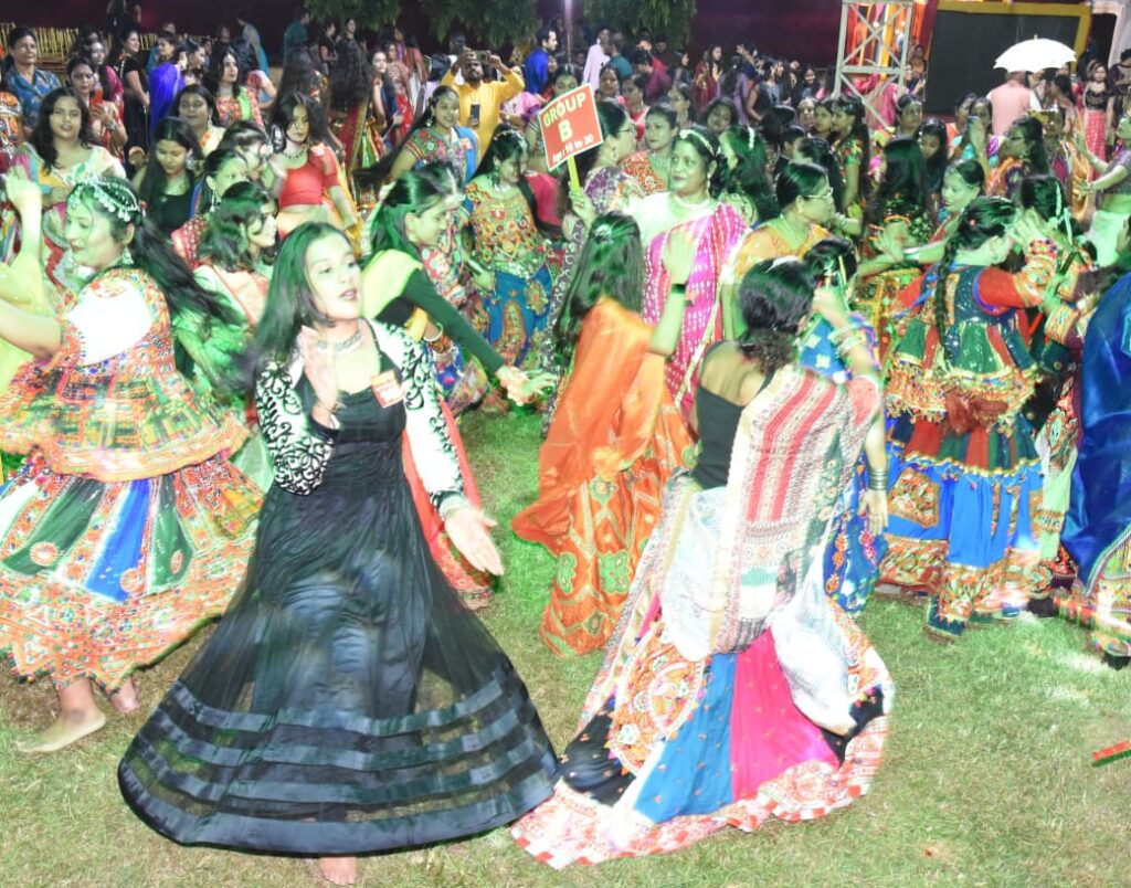 Jamshedpur Durga puja: साकची धालभूम क्लब में मारवाड़ी महिला मंच के डांडिया धमाल में दिखा जश्न का माहौल, भक्ति और उल्लास में डूबे लोग
