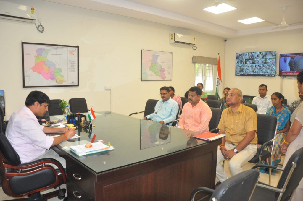 Jamshedpur News: उपायुक्त ने जनता दरबार में सुनी आम लोगों की समस्याएं, जांच के बाद कार्रवाई का दिया भरोसा