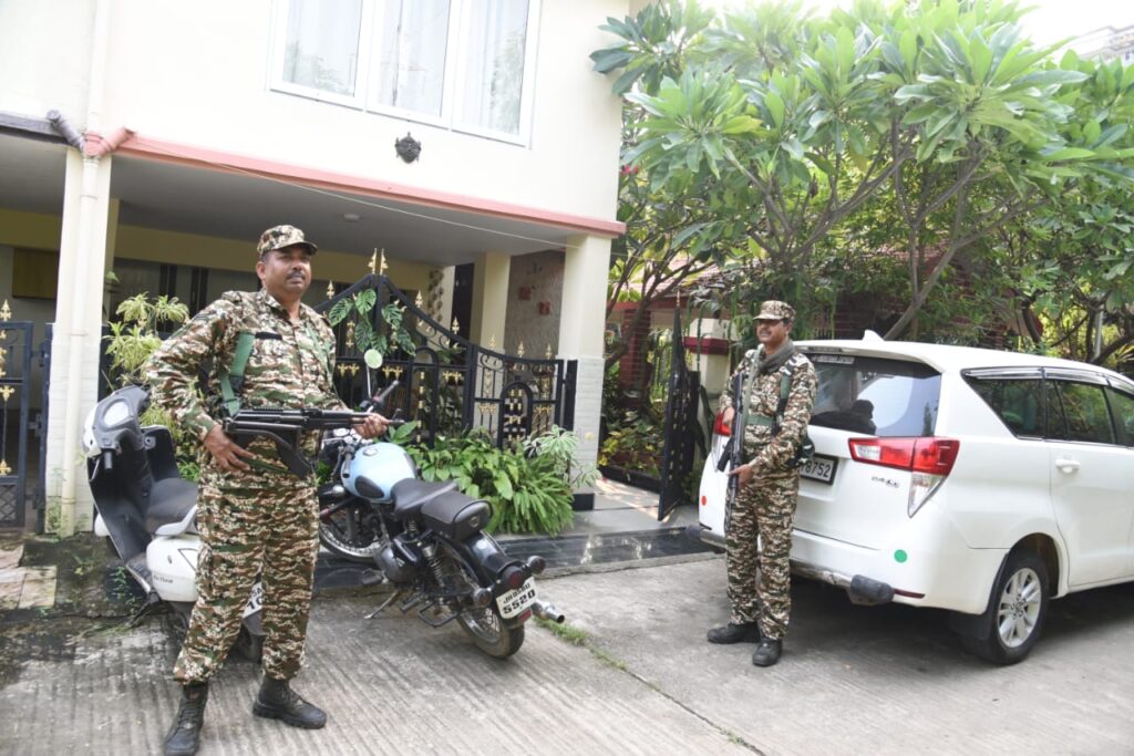 ED Raid kolhan: मिथिलेश ठाकुर के करीबी रिटायर चीफ इंजीनियर रघुनंदन शर्मा के विजया गार्डेन आवास में छापा, चाईबासा में मंत्री के भाई और करीबियों के घर की जांच और पूछताछ, कई कागजात जब्त