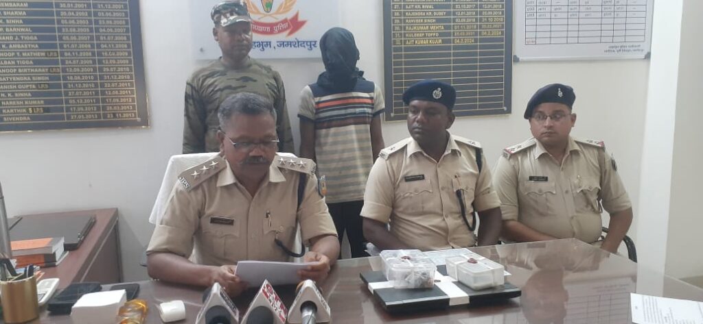 Galudih News: गालूडीह की महिला चौकीदार के घर से चोरी मामले का पुलिस ने किया उद्भेदन, महुलिया-बड़बिल से दो नाबालिक समेत तीन लोग गिरफ्तार, जेवर बरामद