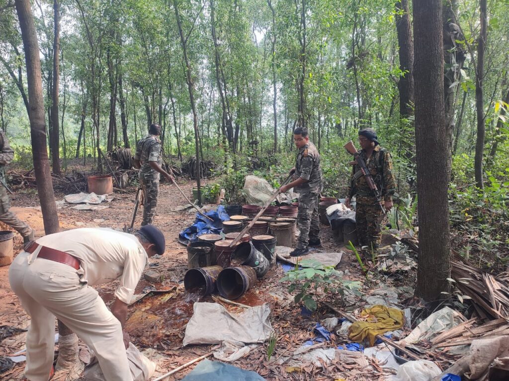 Galudih News: गालूडीह पुलिस ने किया शराब भट्ठी ध्वस्त, 700 किलो जावा महुआ नष्ट