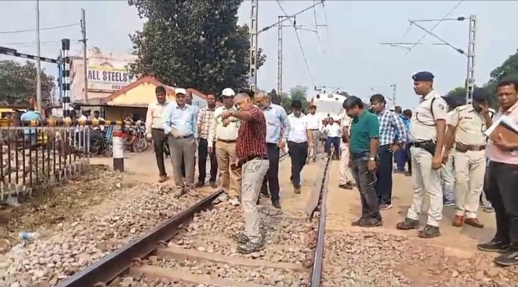 Rail GM Inspection: रेल जीएम ने किया टाटानगर, आदित्यपुर, चांडिल समेत अन्य स्टेशनों का दौरा, चांडिल में इंजन बेपटरी की जांच की, ट्रैक व सिग्नल में सुधार के निर्देश