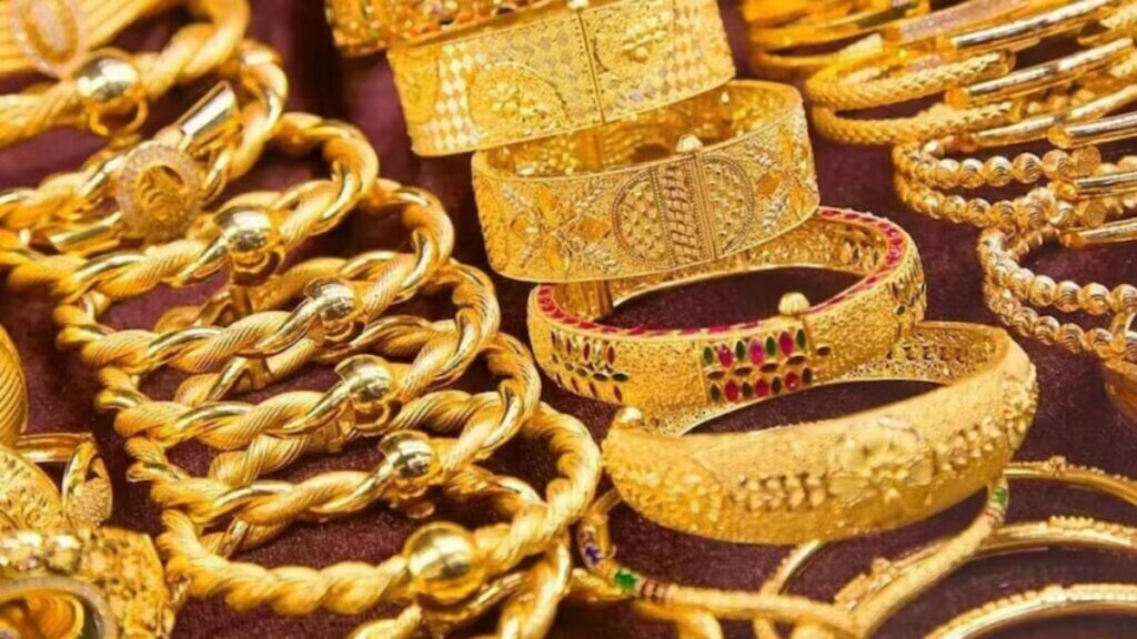 MCX Gold: सोने का वायदा भाव 8,089 रुपये टूटकर 1.36 लाख रुपये प्रति 10 ग्राम पर पहुंचा, आगे भी गिरावट जारी रहने के आसार gold price 17