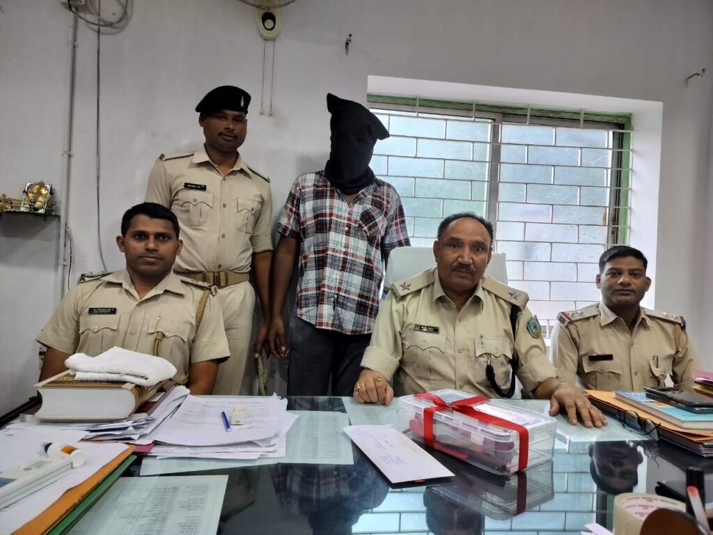 Jamshedpur Crime: गोलमुरी में पिस्तौल व तीन गोली के साथ युवक गिरफ्तार, पुलिस ने छापामारी कर पकड़ा