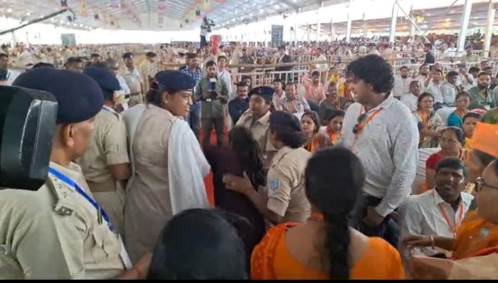 PM Modi Visit Hazaribag: प्रधानमंत्री नरेंद्र मोदी से मिलने की मांग को लेकर मंच के सामने फांसी लगाने लगी युवती, फिर सुरक्षा कर्मियों ने रोका