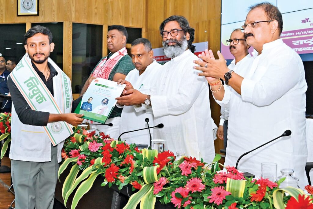 CM हेमंत सोरेन ने स्वास्थ्य विभाग में 498 सामुदायिक स्वास्थ्य पदाधिकारियों को सौंपा नियुक्ति पत्र