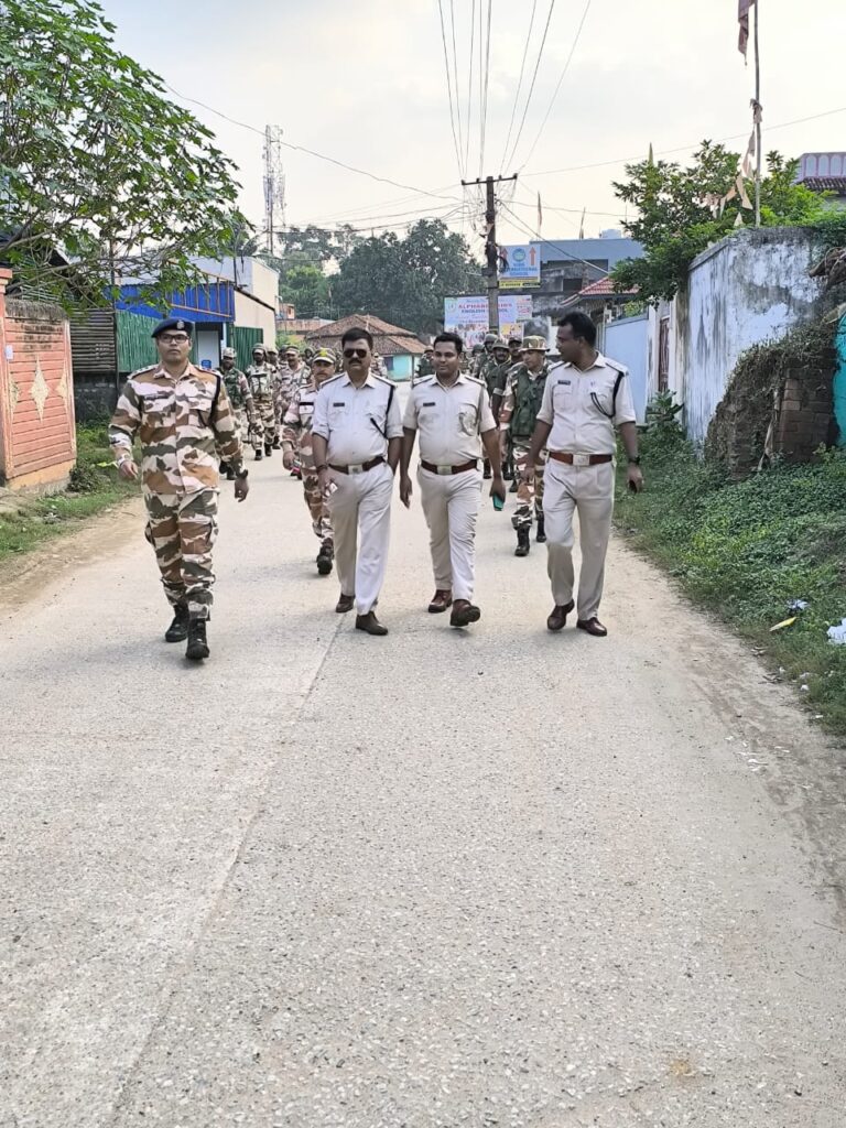 Ichagarh Election: ईचागढ़ विधानसभा चुनाव को लेकर कापाली पुलिस और आईटीबीपी के जवानों ने निकाला फ्लैग मार्च
