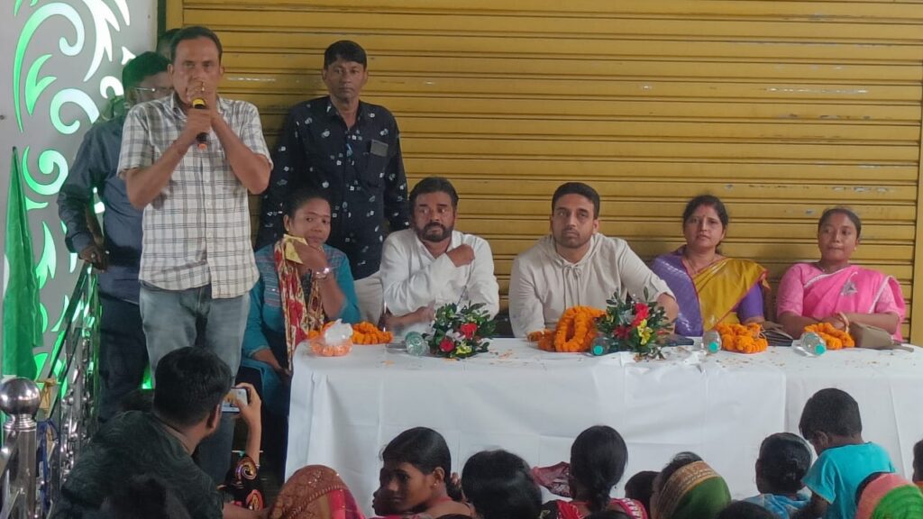 Baharagoda Election: झामुमो के महिला मिलन समारोह में कुणाल बोले, हेमंत सरकार दुबारा आयेगी तो महिलाओं के खाते में 2500 रुपये आयेंगे