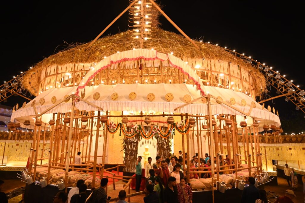 Kadma DurgaPuja Pandal: कदमा न्यू रानीकुदर हिंद क्लब सार्वजनिक दुर्गापूजा पंडाल का किया उद्घाटन, यहां बनाया गया है ग्रामीण परिवेश में गांव का मॉडल