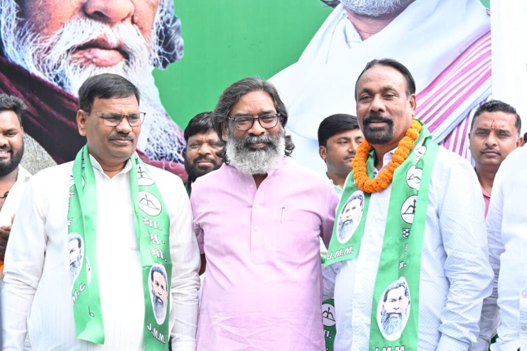Jharkhand Elections: एनडीए को बड़ा झटका, CM हेमंत सोरेन ने BJP विधायक और AJSU के पूर्व विधायक को JMM में कराया शामिल