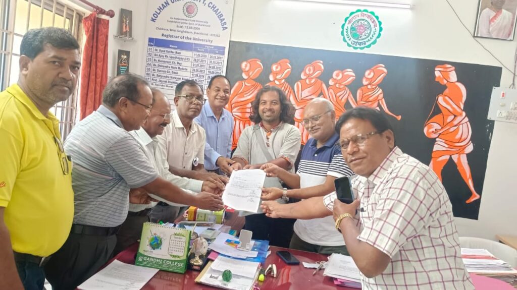 Kolhan university: 70 लाख के घोटाले के मामले में केयू से मांगा जवाब, एल्युमुनी एसोसिएशन ऑफ टाटा कॉलेज व हो समाज महासभा ने सौंपा ज्ञापन