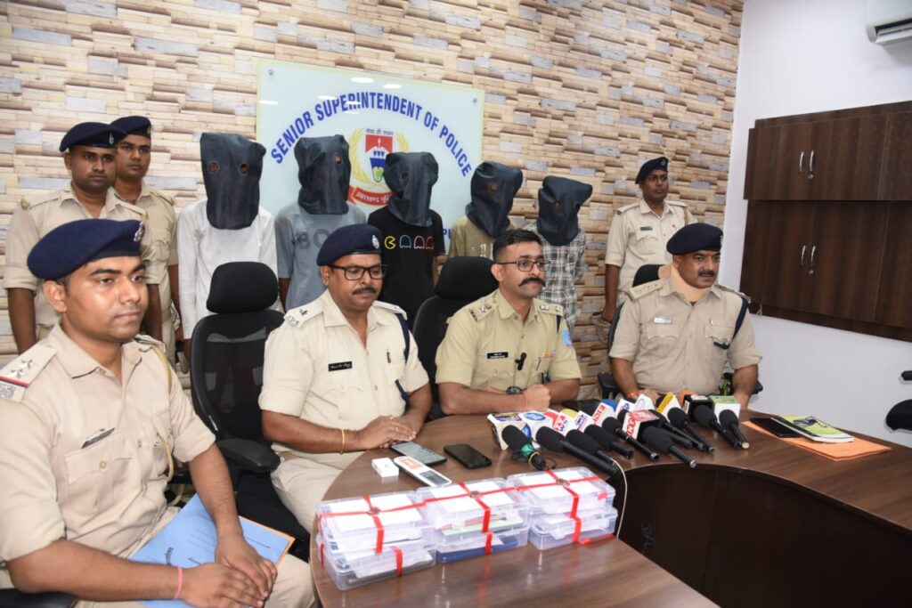 Jamshedpur Crime: लूटपाट करने वाले गिरोह का भंडाफोड़, दो- तीन माह से दे रहे थे घटना को अंजाम, पुलिस ने गिरोह के आठ बदमाशों का किया गिरफ्तार