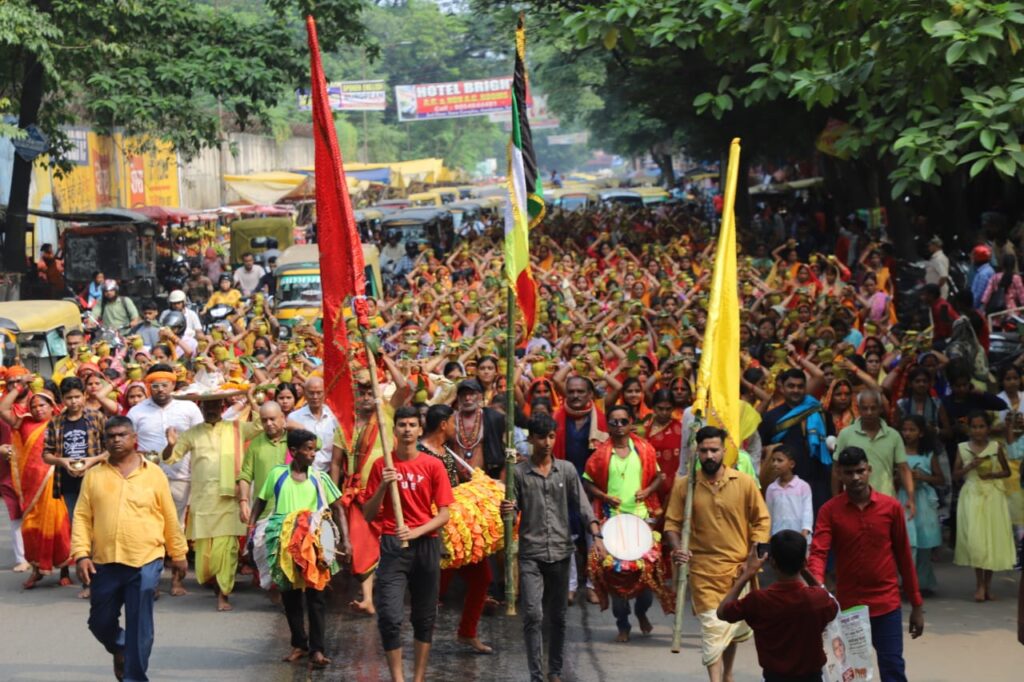 Jamshedpur News: परसुडीह क्षेत्र के गदड़ा में महिला श्रद्धालुओं ने मां दुर्गा एवं कलश स्थापना के लिए कलश यात्रा निकाली