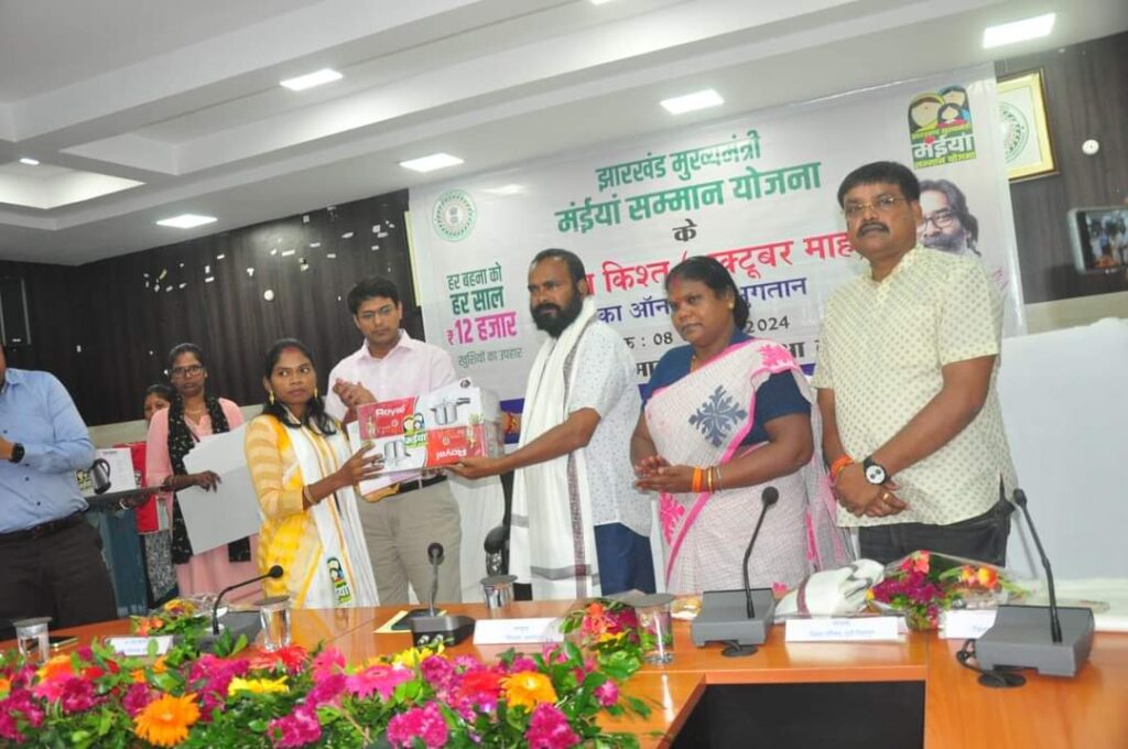 Jamshedpur News: मंईयां सम्मान योजना के लाभार्थियों को मिली तीसरी किश्त, 10 लाभुकों को मिला स्वीकृति पत्र